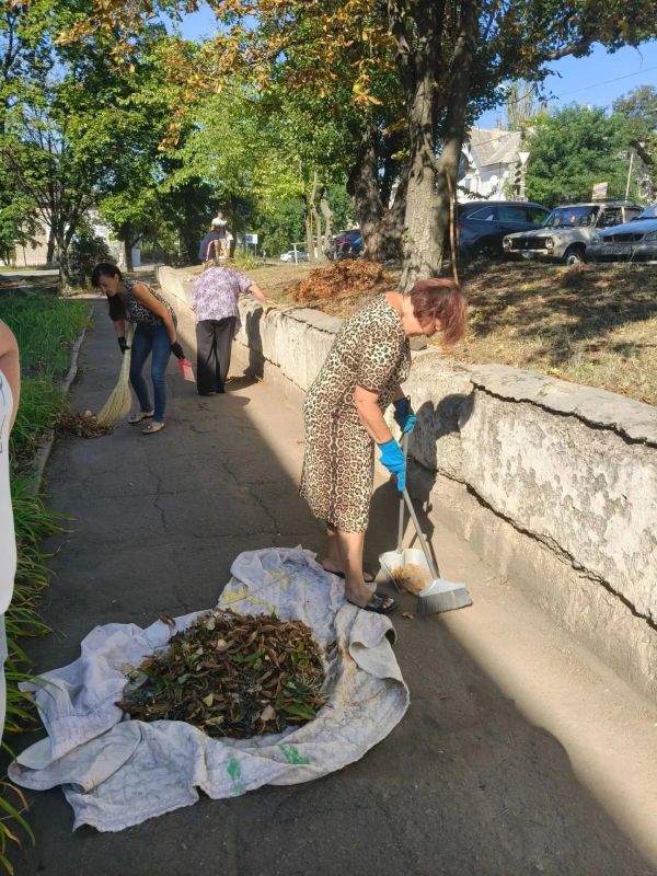 Сегодня, 26 августа в Червоногвардейском районе прошла акция «Маленькие добрые дела», которая направлена на сохранение и поддержание комфортной городской среды, чтобы наш район становился уютнее для всех жителей