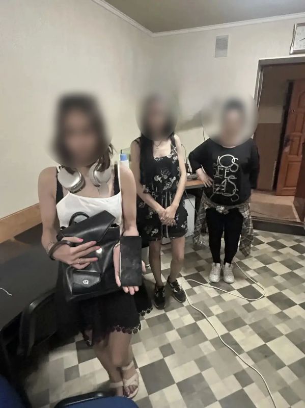 Полицейские задержали наркосбытчицу в Донецке Полицейские задержали наркосбытчицу в Донецке