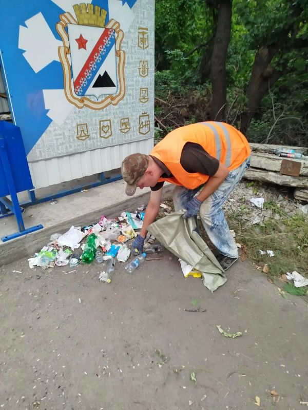 Коммунальщики Снежного продолжают благоустраивать территории общего пользования Коммунальщики Снежного продолжают благоустраивать территории общего пользования