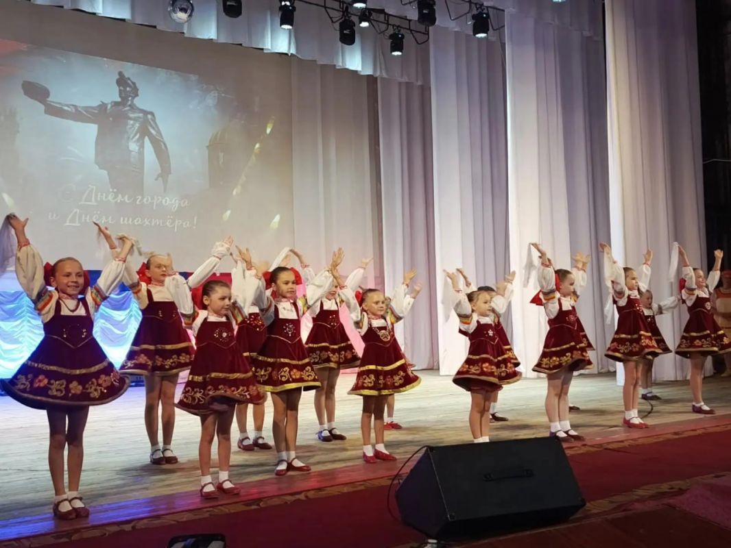 Сегодня, 27 августа 2026 года, в МБУ «Дворец культуры им. И. Франко г. Донецка» прошел праздничный концерт, посвященный грядущим праздникам: Дню города, Дню шахтера и 89-й годовщине со дня основания Кировского района города... Сегодня, 27 августа 2026 года, в МБУ «Дворец культуры им. И. Франко г. Донецка» прошел праздничный концерт, посвященный грядущим праздникам: Дню города, Дню шахтера и 89-й годовщине со дня основания Кировского района города...