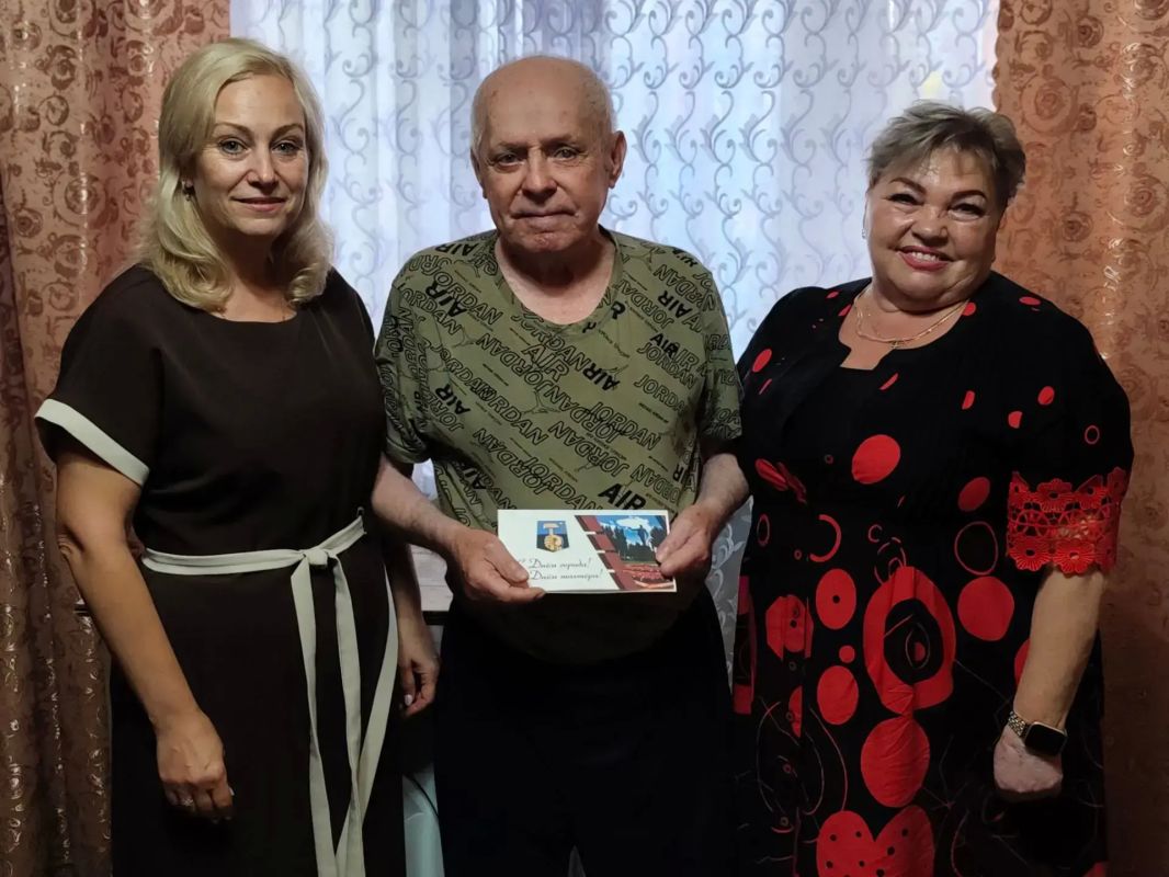 Наталья Бегуненко: Руководитель Управы Петровского внутригородского района Администрации городского округа Донецк Наталья Ивановна Бегуненко и председатель Совета ветеранов Петровского района Елена Валериевна Володина... Наталья Бегуненко: Руководитель Управы Петровского внутригородского района Администрации городского округа Донецк Наталья Ивановна Бегуненко и председатель Совета ветеранов Петровского района Елена Валериевна Володина...