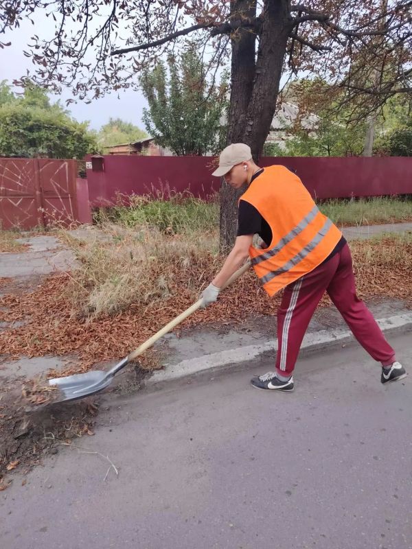 В Снежном продолжаются работы по уборке дорог В Снежном продолжаются работы по уборке дорог
