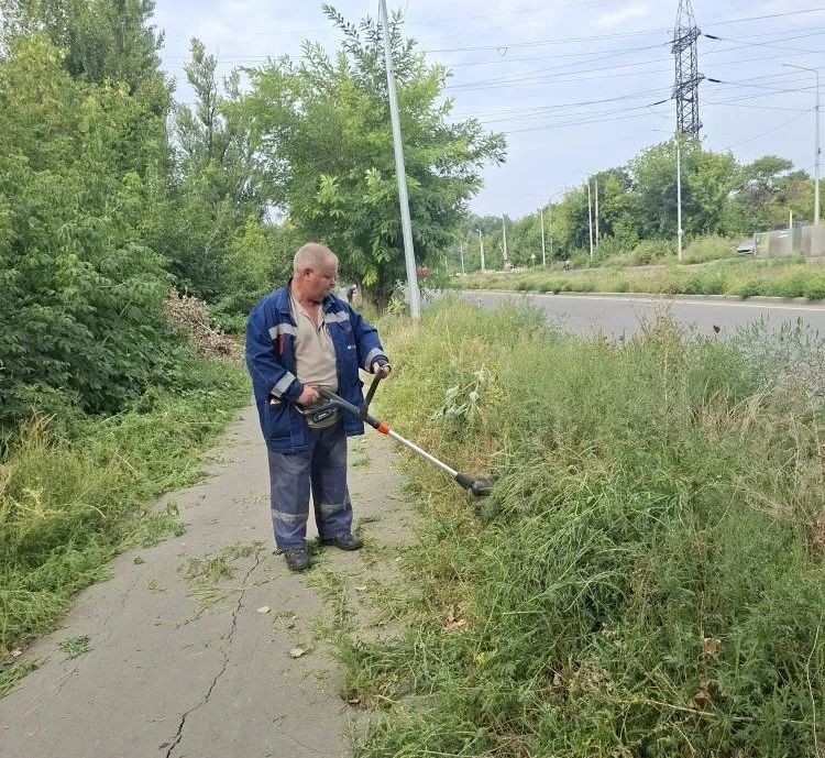 Сегодня, 27 августа, с целью приведения территории в надлежащее санитарное состояние сотрудниками Филиала № 5 «Ясиновский коксохимический завод» ООО «ЮГМК ДОНЕЦК» проведены работы по покосу сорных и карантинных трав по ул.... Сегодня, 27 августа, с целью приведения территории в надлежащее санитарное состояние сотрудниками Филиала № 5 «Ясиновский коксохимический завод» ООО «ЮГМК ДОНЕЦК» проведены работы по покосу сорных и карантинных трав по ул....