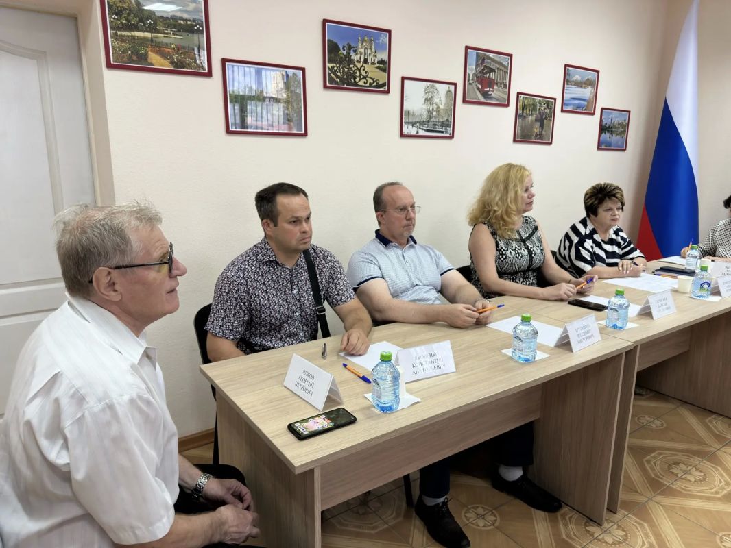 Состоялось заседание Комиссии по промышленности, транспорту, строительству, ЖКХ и экологии на тему: "Проблемы и перспективы развития муниципальных и межмуниципальных транспортных сообщений, а также общественного транспорта в...