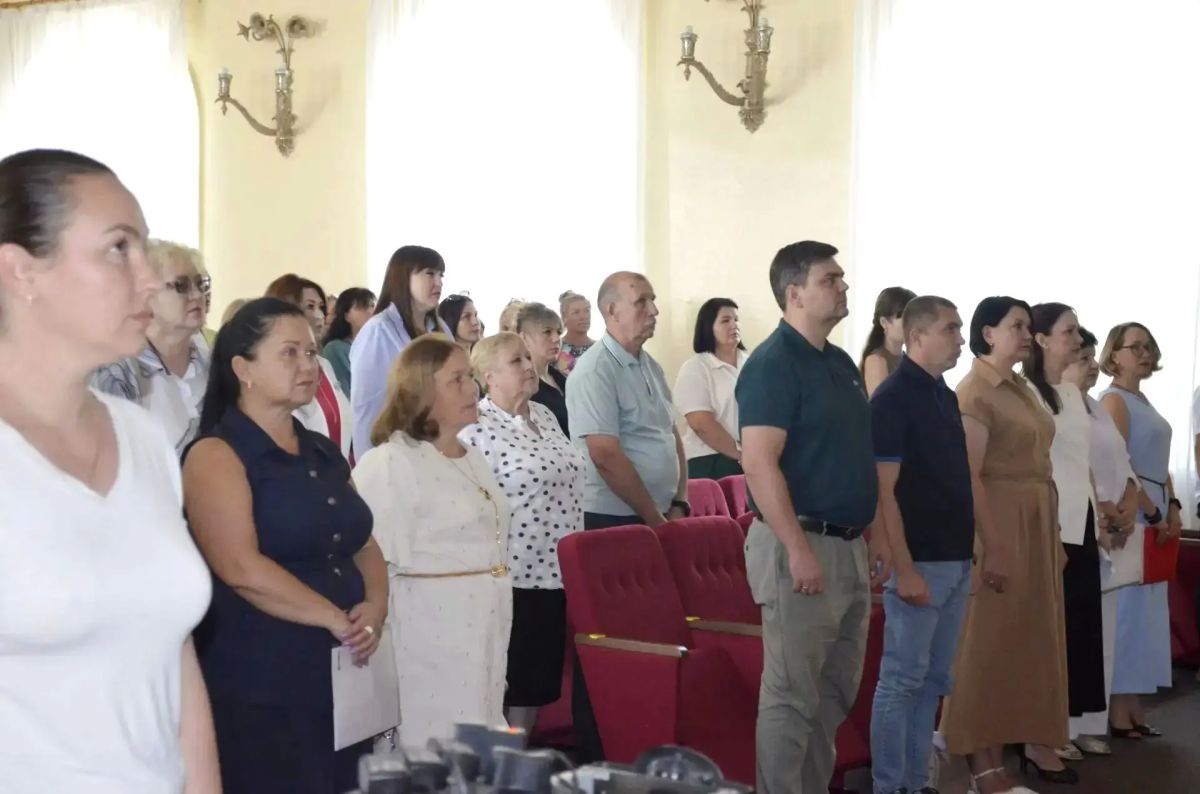 Августовская конференция — особая педагогическая традиция, согретая теплом последних летних дней и любовью к профессии Августовская конференция — особая педагогическая традиция, согретая теплом последних летних дней и любовью к профессии