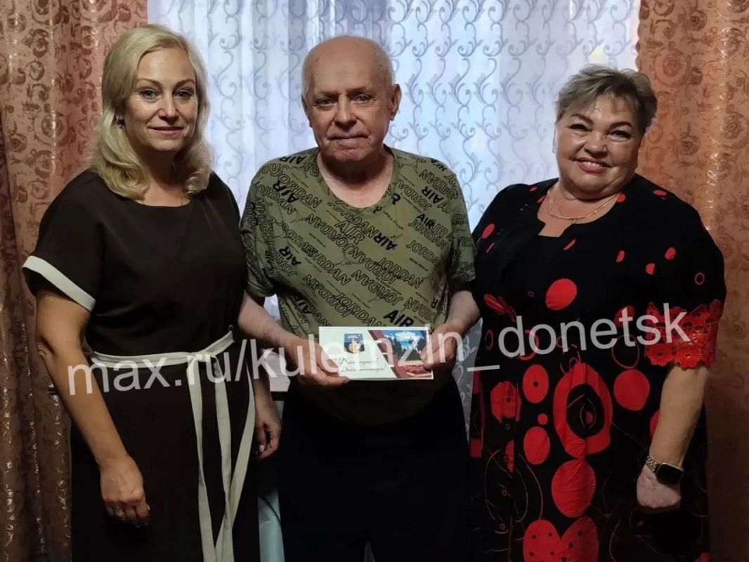 В преддверии празднования Дня города и Дня шахтера в Донецке поздравляли шахтёров, ветеранов труда В преддверии празднования Дня города и Дня шахтера в Донецке поздравляли шахтёров, ветеранов труда
