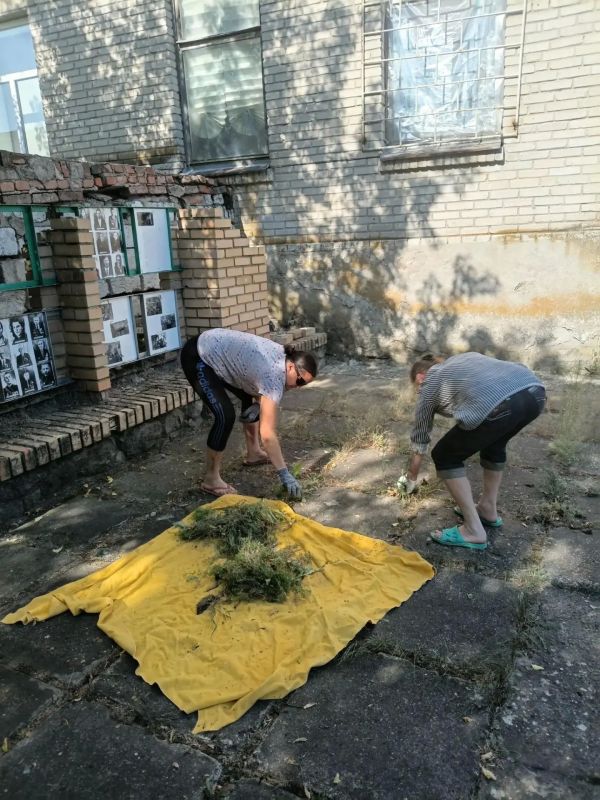 Наталья Великодная: Сегодня, в рамках еженедельной экологической акции «Чистый четверг», жители населённых пунктов Тельмановского округа вышли на свои закреплённые участки, чтобы сделать округ чище и уютнее Наталья Великодная: Сегодня, в рамках еженедельной экологической акции «Чистый четверг», жители населённых пунктов Тельмановского округа вышли на свои закреплённые участки, чтобы сделать округ чище и уютнее