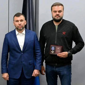 Денис Пушилин, Глава ДНР, секретарь Донецкого регионального отделения Единой России наградил знаками отличия «За заслуги перед Донецкой Народной Республикой» III степени депутатов Госдумы Артема Турова и Артема Бичаева