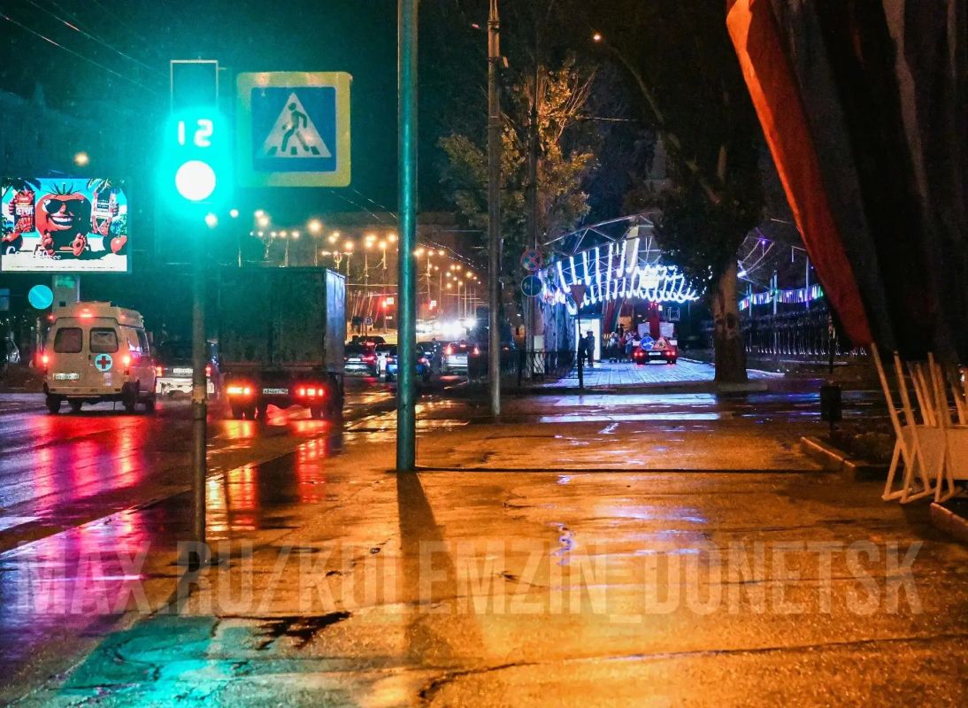 Ко Дню города и Дню шахтера специалисты предприятия «Донецкгорсвет» обновили полюбившуюся Дончанам иллюминацию "Звездное небо" Ко Дню города и Дню шахтера специалисты предприятия «Донецкгорсвет» обновили полюбившуюся Дончанам иллюминацию "Звездное небо"