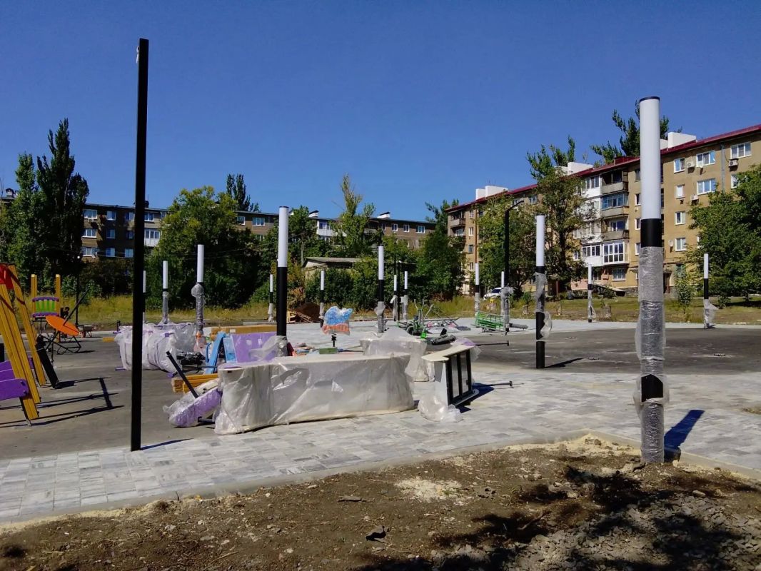 В Снежном продолжается работа по улучшению городской среды В Снежном продолжается работа по улучшению городской среды