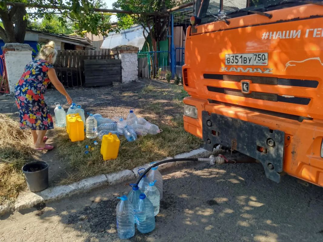 26 августа, в Кировском внутригородском районе при поддержке региона-шефа Московская область согласно поступившим заявкам произведен подвоз воды для жителей в жилом массиве «Путь Ильича» по ул. Матросова, ул. Фадеева, ул.... 26 августа, в Кировском внутригородском районе при поддержке региона-шефа Московская область согласно поступившим заявкам произведен подвоз воды для жителей в жилом массиве «Путь Ильича» по ул. Матросова, ул. Фадеева, ул....