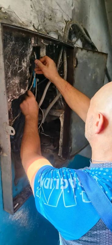 Представители Магаданской области провели ревизию электрощита в жилом доме в Ждановке Представители Магаданской области провели ревизию электрощита в жилом доме в Ждановке
