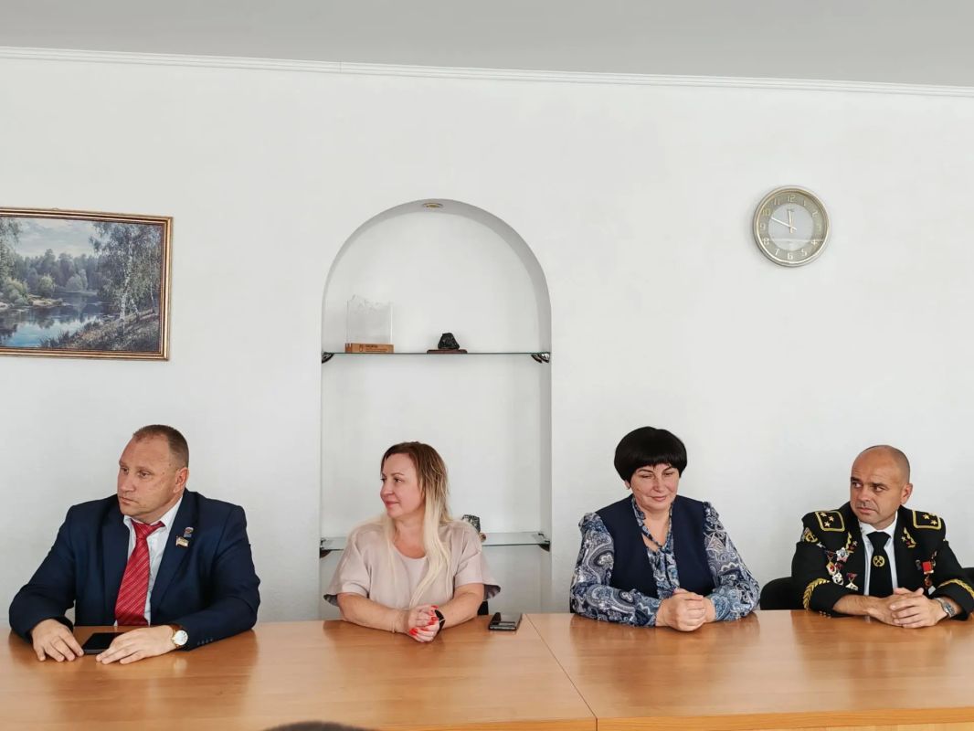 В преддверии Дня города и Дня шахтёра в Торезе наградили выдающихся жителей и работников угольной промышленности В преддверии Дня города и Дня шахтёра в Торезе наградили выдающихся жителей и работников угольной промышленности