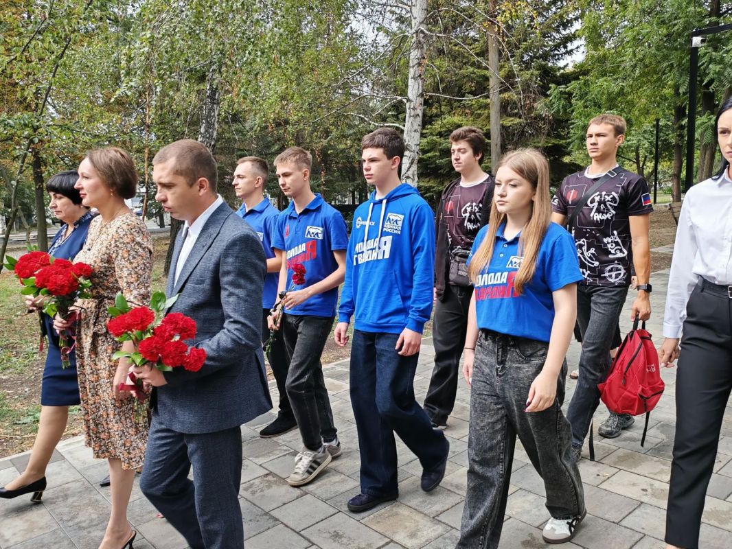Сегодня, в преддверии Дня шахтёра, в городском сквере состоялась церемония возложения цветов к Мемориалу погибшим шахтёрам Сегодня, в преддверии Дня шахтёра, в городском сквере состоялась церемония возложения цветов к Мемориалу погибшим шахтёрам