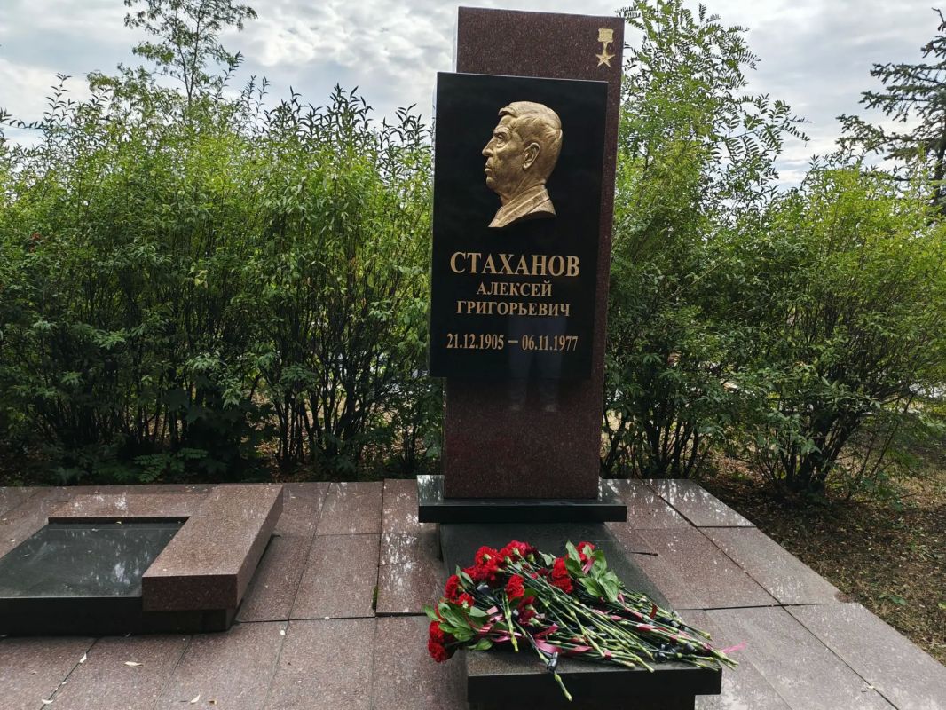 Сегодня в Торезе состоялась церемония возложения цветов к памятному знаку легендарного шахтёра и Героя Социалистического Труда А.Г. Стаханова. В мероприятии приняли участие Председатель Торезского городского совета Александр... Сегодня в Торезе состоялась церемония возложения цветов к памятному знаку легендарного шахтёра и Героя Социалистического Труда А.Г. Стаханова. В мероприятии приняли участие Председатель Торезского городского совета Александр...