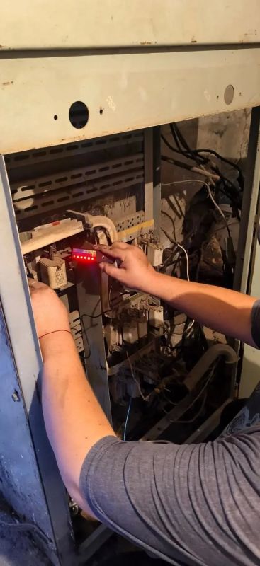 Представители Магаданской области провели ревизию электрощита в жилом доме в Ждановке Представители Магаданской области провели ревизию электрощита в жилом доме в Ждановке