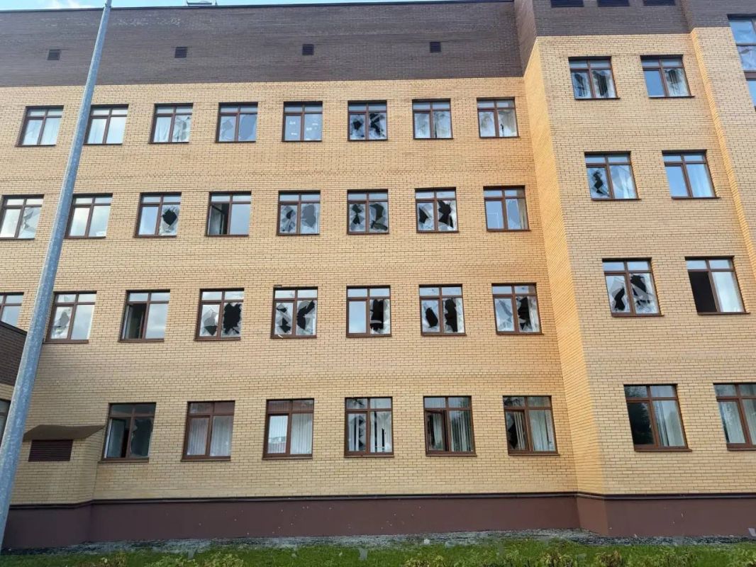 БПЛА попал в «Магнит» в Павловском Посаде в Подмосковье Взрывной волной повреждена расположенная рядом поликлиника БПЛА попал в «Магнит» в Павловском Посаде в Подмосковье Взрывной волной повреждена расположенная рядом поликлиника