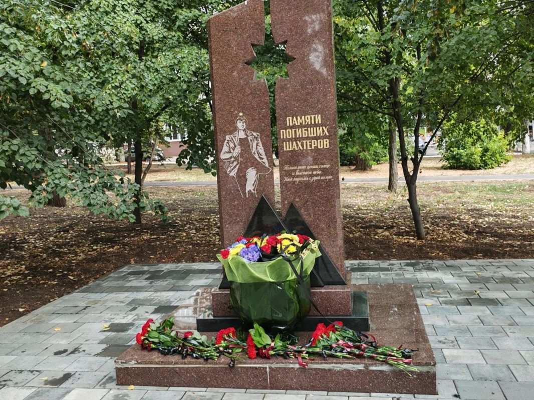 Сегодня, в преддверии Дня шахтёра, в городском сквере состоялась церемония возложения цветов к Мемориалу погибшим шахтёрам Сегодня, в преддверии Дня шахтёра, в городском сквере состоялась церемония возложения цветов к Мемориалу погибшим шахтёрам