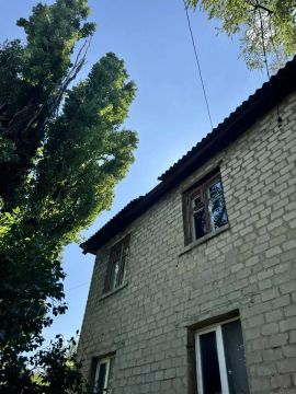 Аварийная бригада Магаданской области продолжает обследовать кровли в Ждановке
