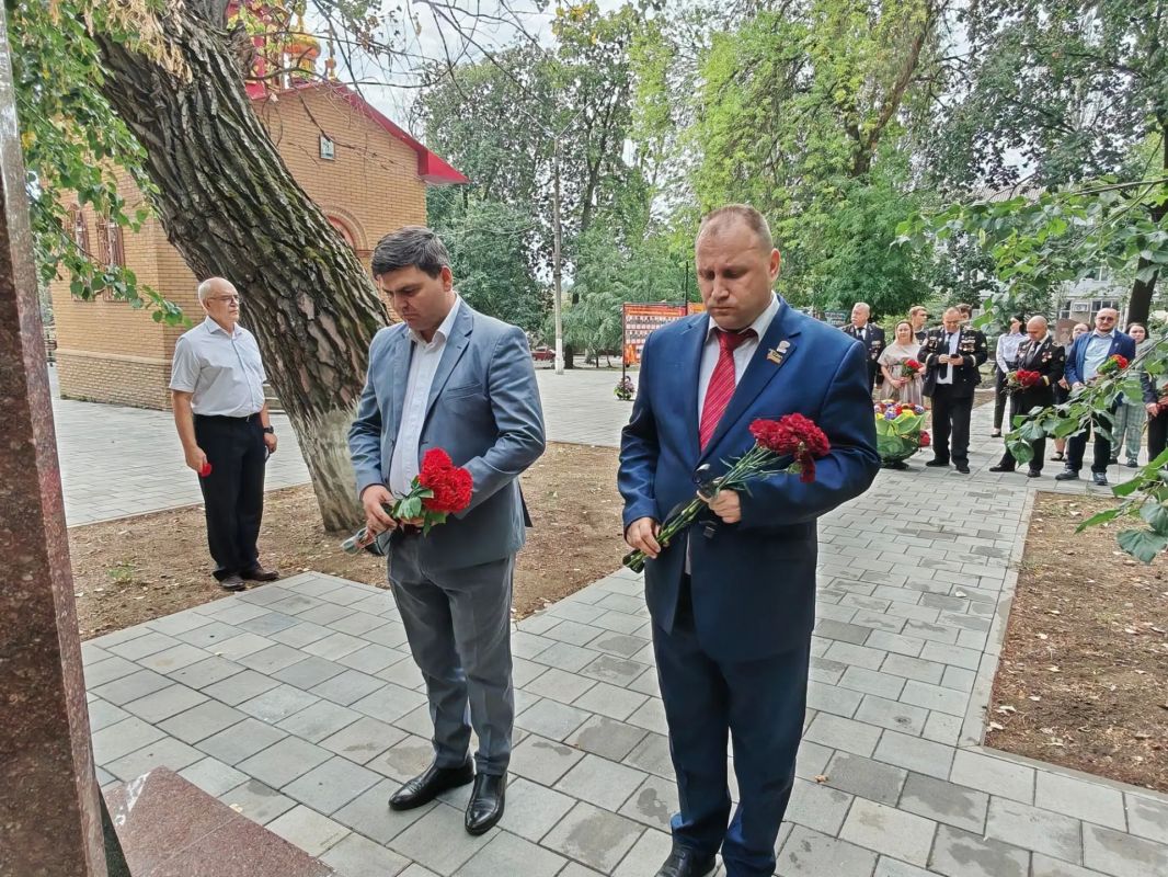 Сегодня, в преддверии Дня шахтёра, в городском сквере состоялась церемония возложения цветов к Мемориалу погибшим шахтёрам Сегодня, в преддверии Дня шахтёра, в городском сквере состоялась церемония возложения цветов к Мемориалу погибшим шахтёрам