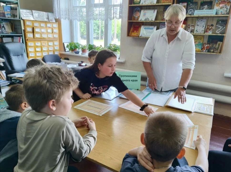 В преддверии празднования Дня города Тореза в библиотеке-филиале для детей №4 (пгт Пелагеевка) прошёл увлекательный час познаний и открытий «Тропинками родного края»