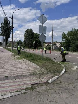 Коммунальщики Ясиноватой продолжают бороться с карантинными травами и благоустраивать общественные пространства в наших населенных пунктах