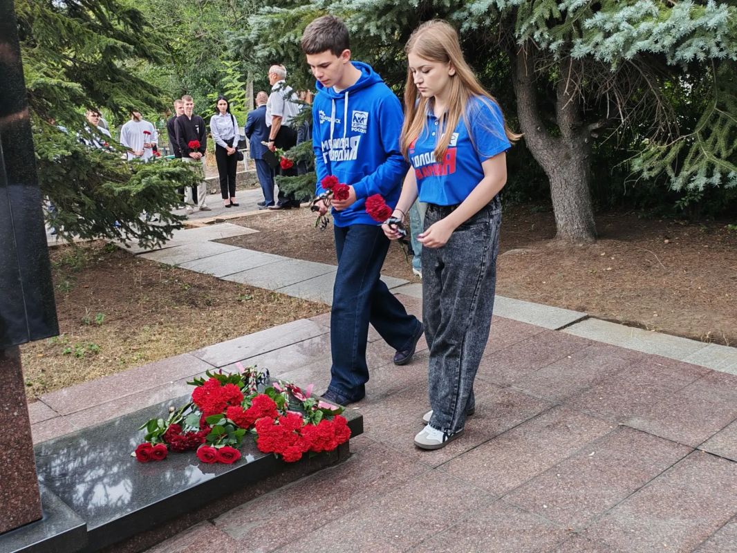Сегодня в Торезе состоялась церемония возложения цветов к памятному знаку легендарного шахтёра и Героя Социалистического Труда А.Г. Стаханова. В мероприятии приняли участие Председатель Торезского городского совета Александр... Сегодня в Торезе состоялась церемония возложения цветов к памятному знаку легендарного шахтёра и Героя Социалистического Труда А.Г. Стаханова. В мероприятии приняли участие Председатель Торезского городского совета Александр...