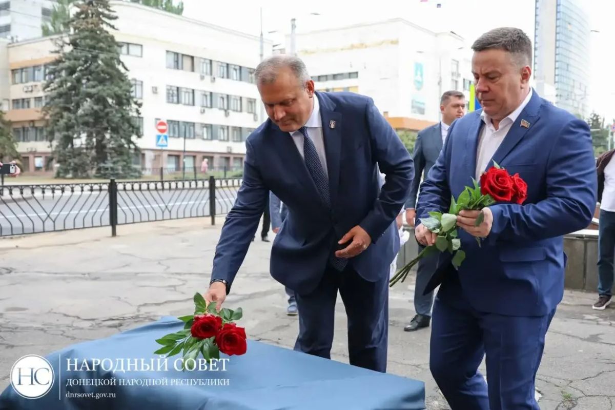 Председатель Народного Совета ДНР Константин Кузьмин вместе с депутатами и главой донецкого муниципалитета Алексеем Кулемзиным открыл мемориальную доску выдающемуся ученому и легендарному горняку Оресту Андреевичу Колесову Председатель Народного Совета ДНР Константин Кузьмин вместе с депутатами и главой донецкого муниципалитета Алексеем Кулемзиным открыл мемориальную доску выдающемуся ученому и легендарному горняку Оресту Андреевичу Колесову