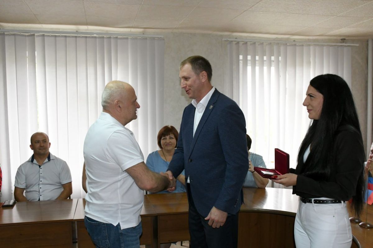 В Кировском чествовали жителей города, которые внесли весомый вклад в его развитие В Кировском чествовали жителей города, которые внесли весомый вклад в его развитие