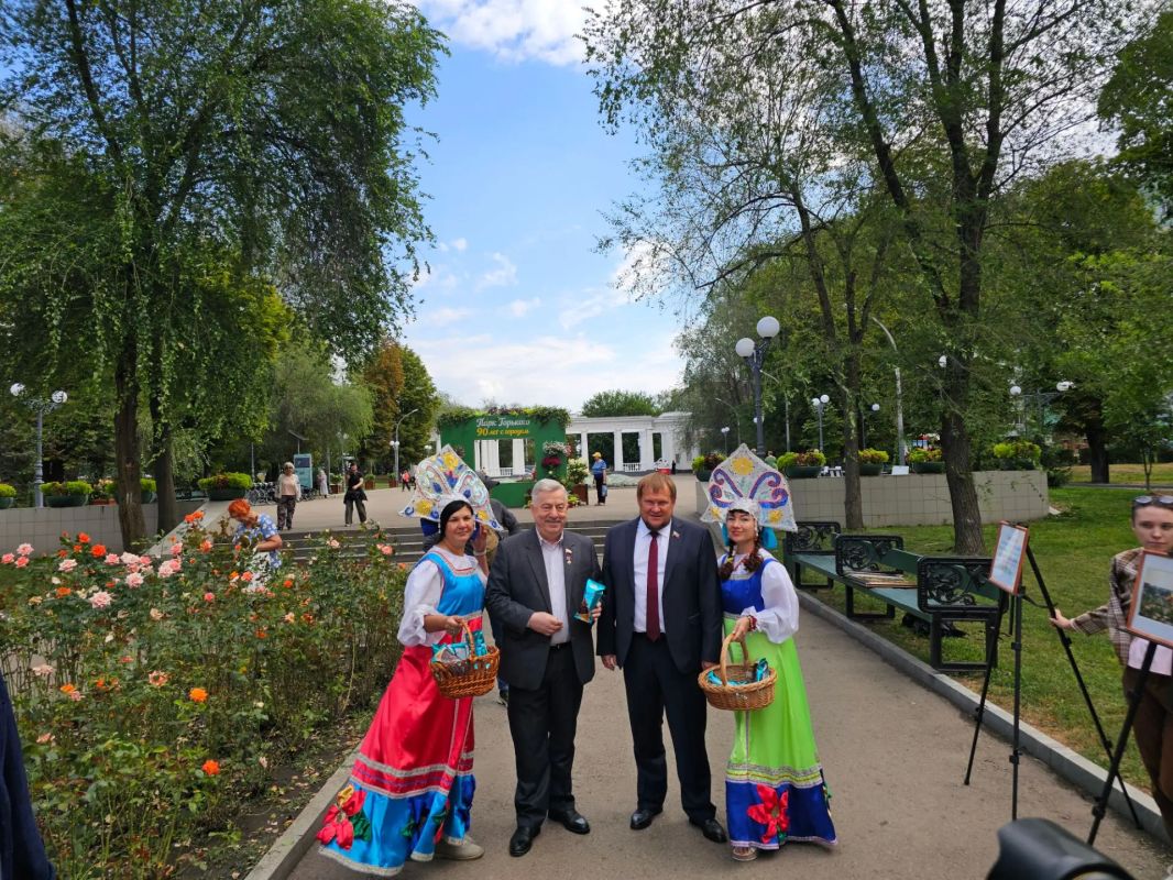Виктор Водолацкий: Сегодня по приглашению главы города Луганска Яны Валерьевны Пащенко вместе с гостями нашего города - представителями Оренбургской области, Донецкой Народной Республики и Республики Крым посетили парк имени... Виктор Водолацкий: Сегодня по приглашению главы города Луганска Яны Валерьевны Пащенко вместе с гостями нашего города - представителями Оренбургской области, Донецкой Народной Республики и Республики Крым посетили парк имени...