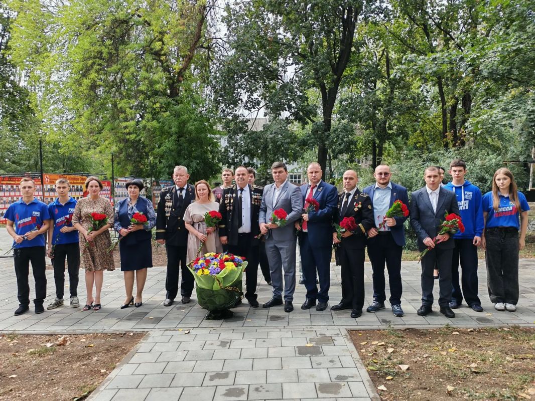 Сегодня, в преддверии Дня шахтёра, в городском сквере состоялась церемония возложения цветов к Мемориалу погибшим шахтёрам Сегодня, в преддверии Дня шахтёра, в городском сквере состоялась церемония возложения цветов к Мемориалу погибшим шахтёрам