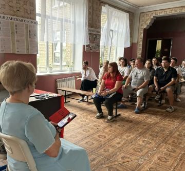 Депутат Торезского городского совета Манина Наталья Николаевна провела рабочую встречу с трудовым коллективом ГБОУ "Школа N 16 г. о. Торез"