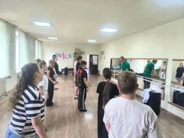 Перекрёстный мастер-класс. 27 августа в культурно-досуговом центре им. 40-летия Победы состоялся необычный творческий эксперимент — перекрёстный мастер-класс для участников вокальных и хореографических коллективов