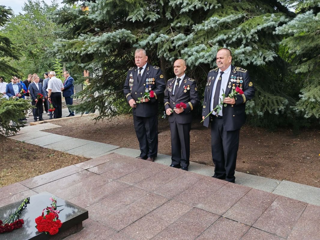 Сегодня в Торезе состоялась церемония возложения цветов к памятному знаку легендарного шахтёра и Героя Социалистического Труда А.Г. Стаханова. В мероприятии приняли участие Председатель Торезского городского совета Александр... Сегодня в Торезе состоялась церемония возложения цветов к памятному знаку легендарного шахтёра и Героя Социалистического Труда А.Г. Стаханова. В мероприятии приняли участие Председатель Торезского городского совета Александр...