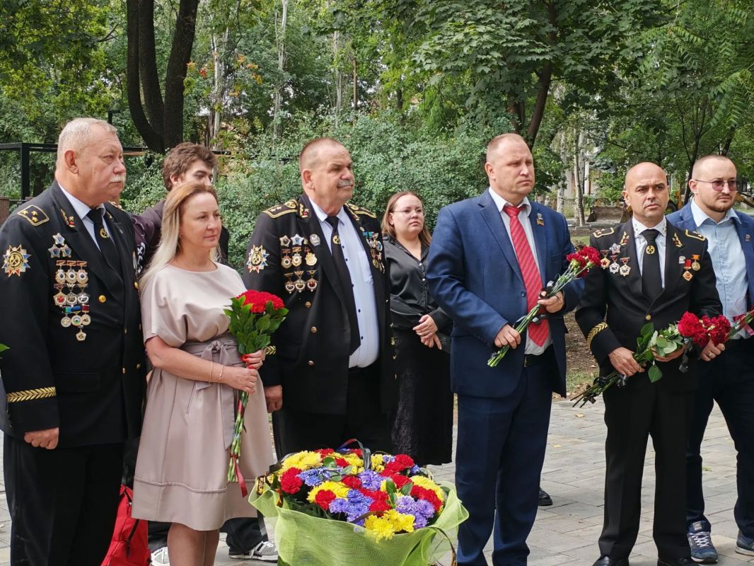 Сегодня, в преддверии Дня шахтёра, в городском сквере состоялась церемония возложения цветов к Мемориалу погибшим шахтёрам Сегодня, в преддверии Дня шахтёра, в городском сквере состоялась церемония возложения цветов к Мемориалу погибшим шахтёрам