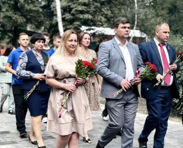 Сегодня, в преддверии Дня шахтёра, в городском сквере состоялась церемония возложения цветов к Мемориалу погибшим шахтёрам