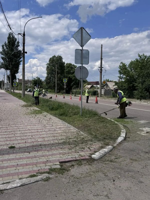Коммунальщики Ясиноватой продолжают бороться с карантинными травами и благоустраивать общественные пространства в наших населенных пунктах