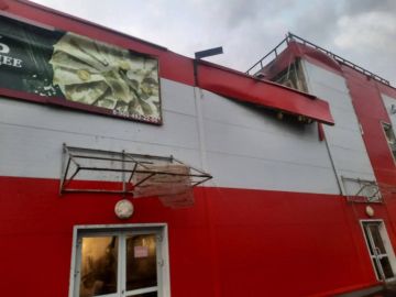 БПЛА попал в «Магнит» в Павловском Посаде в Подмосковье Взрывной волной повреждена расположенная рядом поликлиника