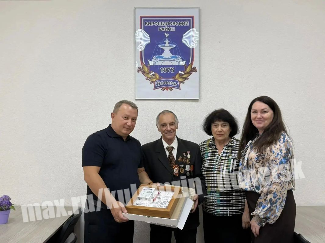 Накануне празднования Дня города и Дня шахтера поздравили действующих шахтеров и ветеранов отрасли Накануне празднования Дня города и Дня шахтера поздравили действующих шахтеров и ветеранов отрасли