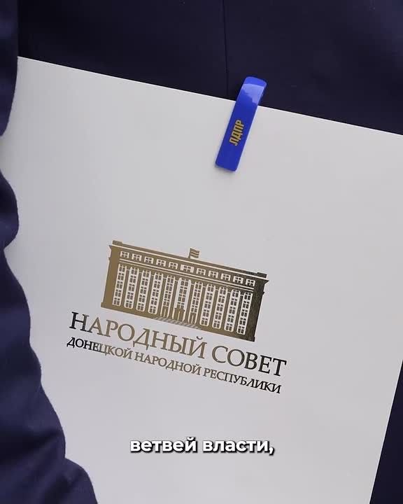 На связи с жителями. Заместитель Председателя Народного Совета Андрей Крамар провёл встречу с жителями Тореза, в рамках которой обсудили актуальные вопросы жизнедеятельности города и ситуацию в угольной отрасли