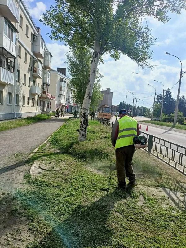 Коммунальщики Ясиноватой продолжают бороться с карантинными травами и благоустраивать общественные пространства в наших населенных пунктах Коммунальщики Ясиноватой продолжают бороться с карантинными травами и благоустраивать общественные пространства в наших населенных пунктах