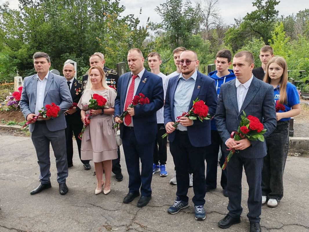 Сегодня в Торезе состоялась церемония возложения цветов к памятному знаку легендарного шахтёра и Героя Социалистического Труда А.Г. Стаханова. В мероприятии приняли участие Председатель Торезского городского совета Александр... Сегодня в Торезе состоялась церемония возложения цветов к памятному знаку легендарного шахтёра и Героя Социалистического Труда А.Г. Стаханова. В мероприятии приняли участие Председатель Торезского городского совета Александр...
