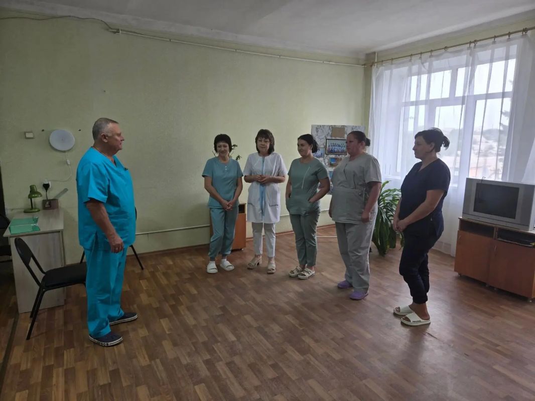 Депутат Амвросиевского муниципального совета Игорь Харченко провел информационную встречу с сотрудниками терапевтического отделения Амвросиевской центральной районной больницы