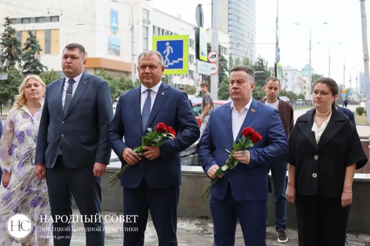Председатель Народного Совета ДНР Константин Кузьмин вместе с депутатами и главой донецкого муниципалитета Алексеем Кулемзиным открыл мемориальную доску выдающемуся ученому и легендарному горняку Оресту Андреевичу Колесову Председатель Народного Совета ДНР Константин Кузьмин вместе с депутатами и главой донецкого муниципалитета Алексеем Кулемзиным открыл мемориальную доску выдающемуся ученому и легендарному горняку Оресту Андреевичу Колесову