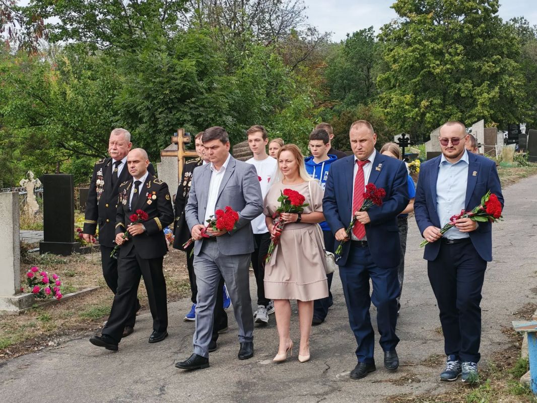 Сегодня в Торезе состоялась церемония возложения цветов к памятному знаку легендарного шахтёра и Героя Социалистического Труда А.Г. Стаханова. В мероприятии приняли участие Председатель Торезского городского совета Александр...