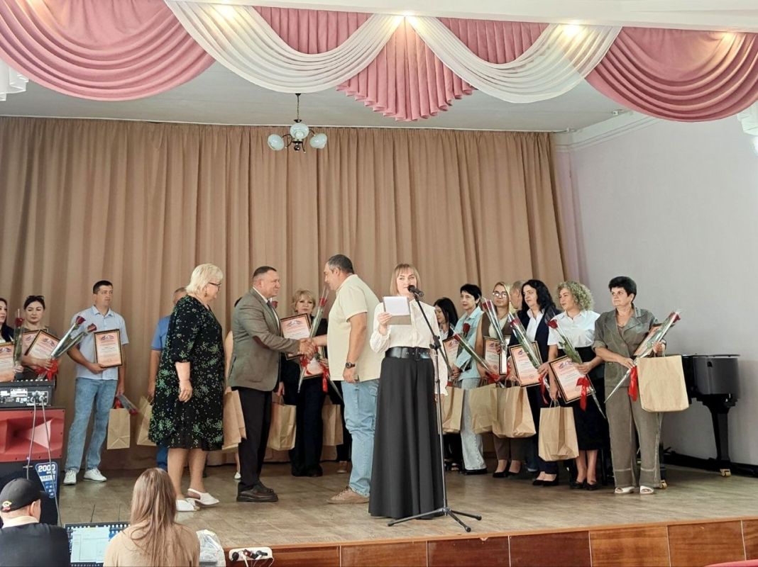 В Снежном состоялось награждение ко Дню шахтёра и Дню города В Снежном состоялось награждение ко Дню шахтёра и Дню города
