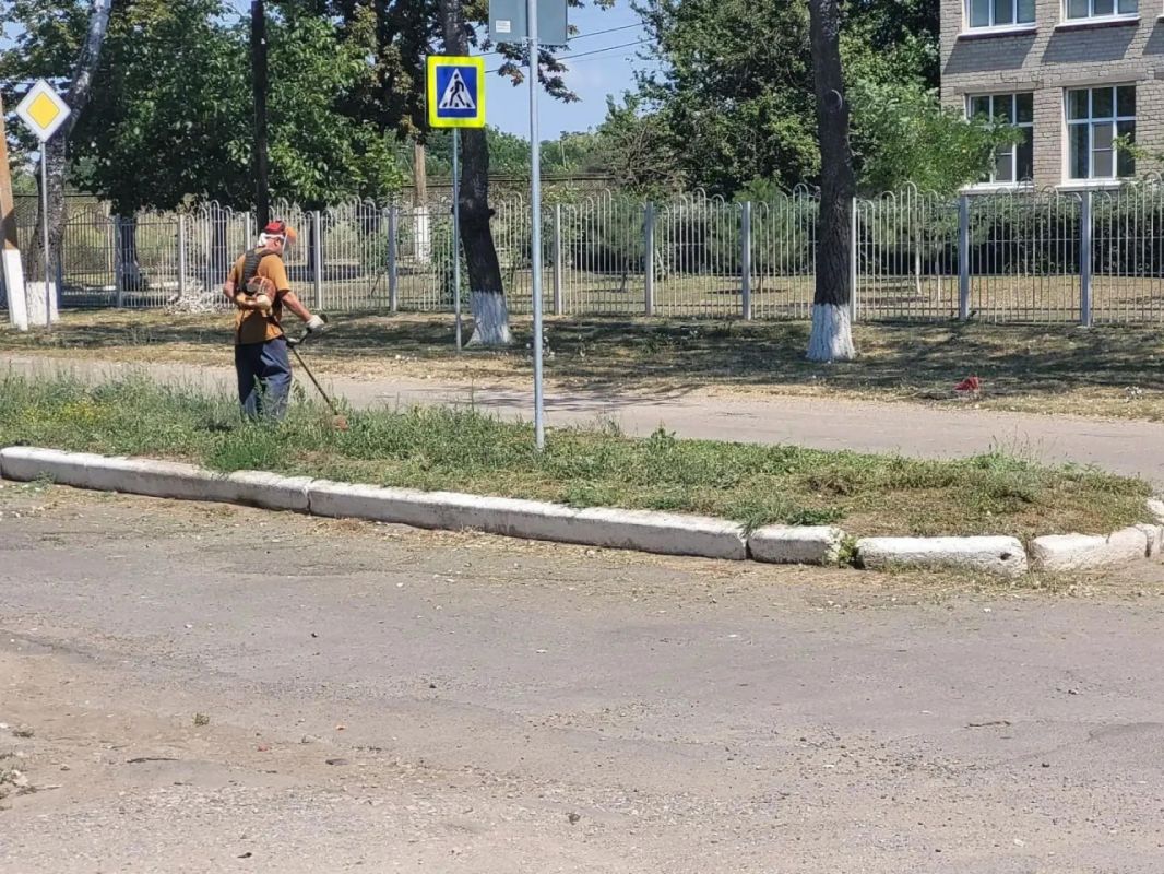 Сергей Юзвинкевич: В Володарском муниципальном округе продолжаются работы по покосу травы и содержанию территорий в надлежащем состоянии Сергей Юзвинкевич: В Володарском муниципальном округе продолжаются работы по покосу травы и содержанию территорий в надлежащем состоянии
