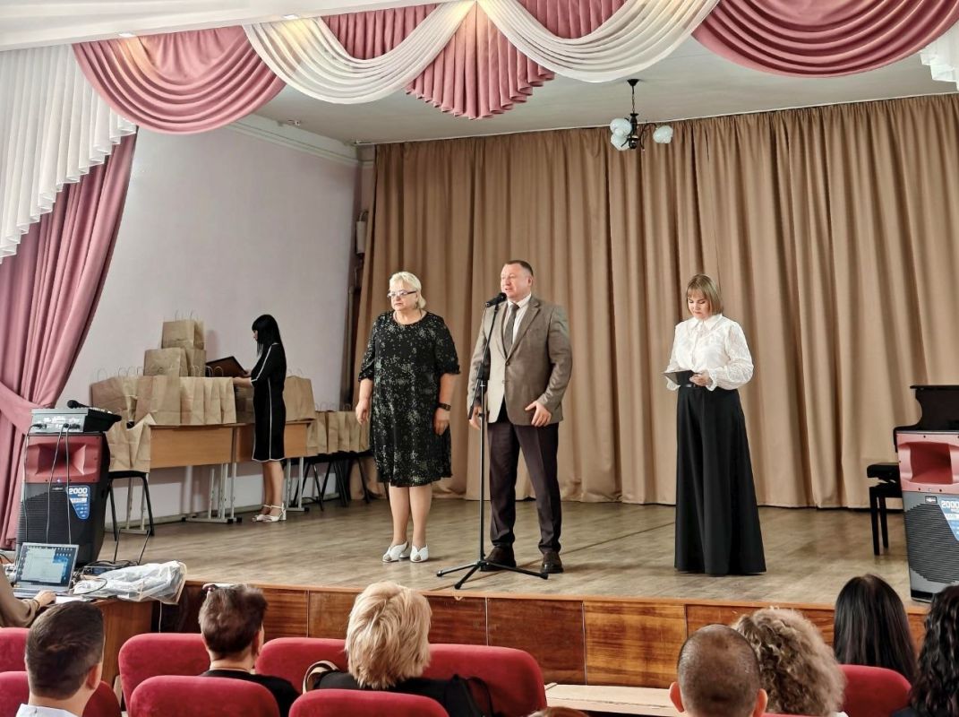 В Снежном состоялось награждение ко Дню шахтёра и Дню города В Снежном состоялось награждение ко Дню шахтёра и Дню города