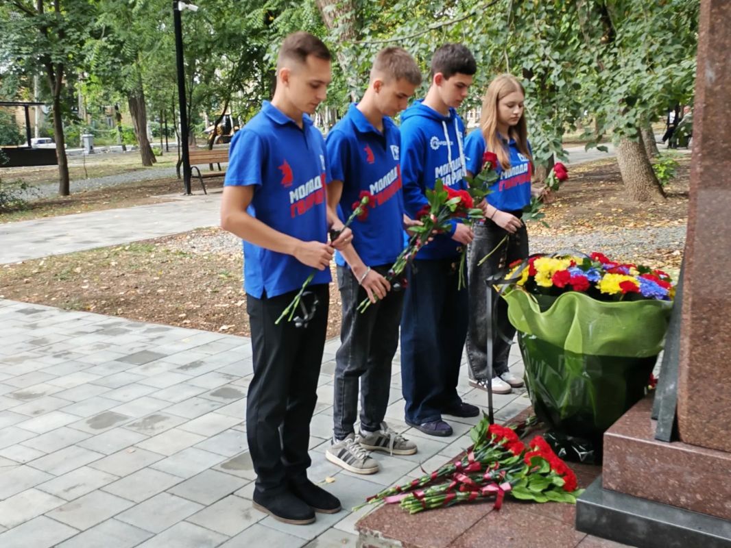 Сегодня, в преддверии Дня шахтёра, в городском сквере состоялась церемония возложения цветов к Мемориалу погибшим шахтёрам Сегодня, в преддверии Дня шахтёра, в городском сквере состоялась церемония возложения цветов к Мемориалу погибшим шахтёрам