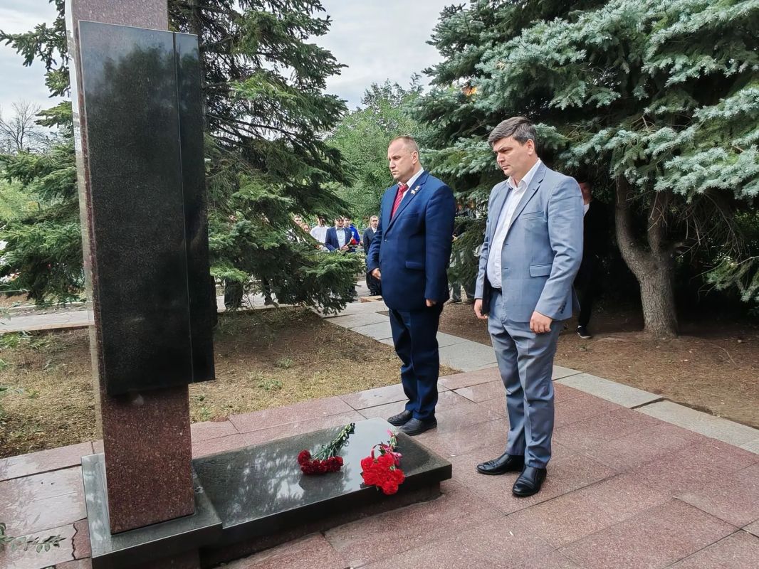Сегодня в Торезе состоялась церемония возложения цветов к памятному знаку легендарного шахтёра и Героя Социалистического Труда А.Г. Стаханова. В мероприятии приняли участие Председатель Торезского городского совета Александр... Сегодня в Торезе состоялась церемония возложения цветов к памятному знаку легендарного шахтёра и Героя Социалистического Труда А.Г. Стаханова. В мероприятии приняли участие Председатель Торезского городского совета Александр...